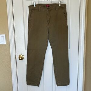 Men’s Levi’s Flat front Khakis Chinos size 34 waist 30 length. Great condition